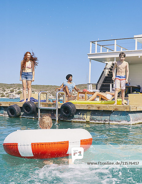 Familie amüsiert sich auf dem Sonnendeck eines Hausbootes  Kraalbaai  Südafrika
