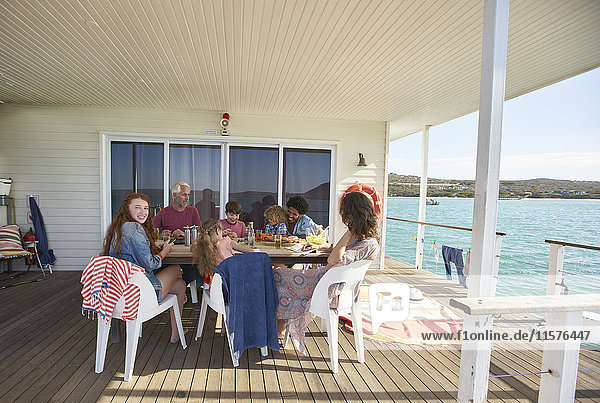 Familie versammelt am Tisch auf dem Sonnendeck des Hausbootes  Kraalbaai  Südafrika