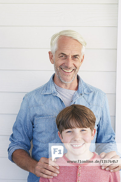 Porträt eines Jungen und eines Großvaters  die lächelnd in die Kamera blicken