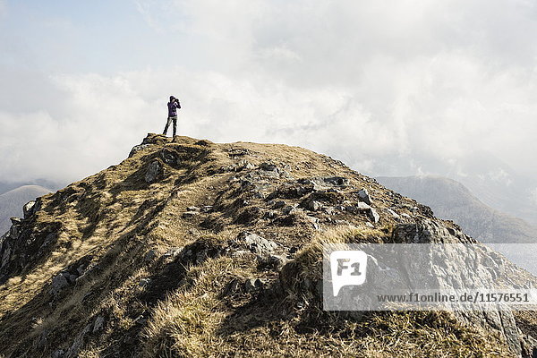 Frau auf dem Gipfel des Marsco  Glen Sligachan  Isle of Skye  Schottland