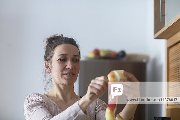 Frau schält Apfel