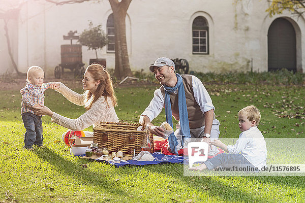 Familie beim Picknick im Park