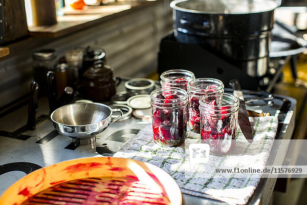 Konserviert Gläser mit Rote Beete auf Geschirrtüchern in der Küche