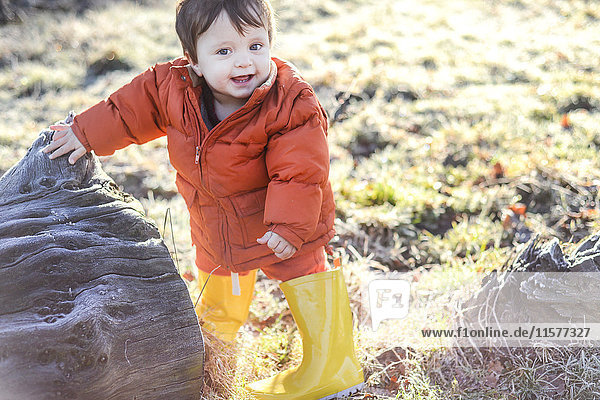 Porträt eines kleinen Jungen  im Freien  im Winter