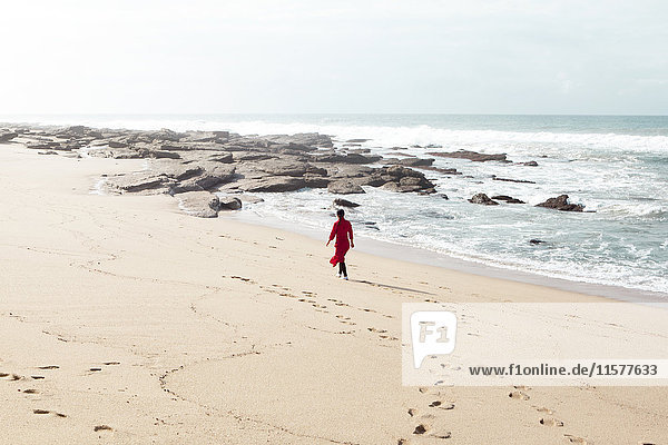 Frau in rotem Kleid  Strandspaziergang  Südafrika
