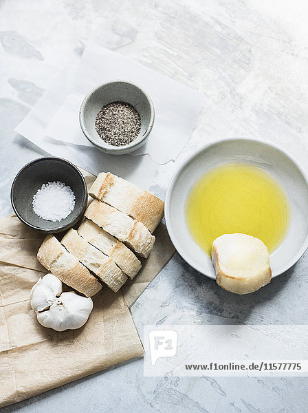 Studioaufnahme  Draufsicht auf geschnittenes Baguette und Schale mit Olivenöl