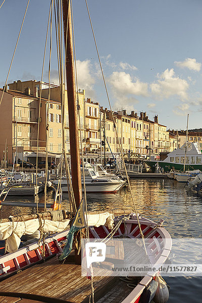 Blick auf Boote und Hafen  St Tropez  Cote d'Azur  Frankreich