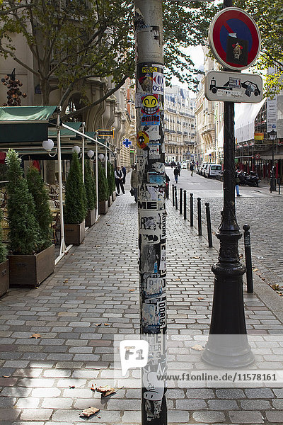 Frankreich  Paris  6. Bezirk  rue Danton  Verklebung eines Schildes