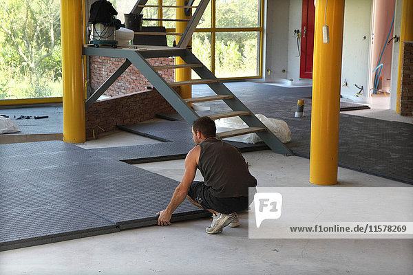 Frankreich  Hausbau  Installation einer Wärmepumpe und einer Fußbodenheizung  Installation von Polystyrolplatten für die Isolierung