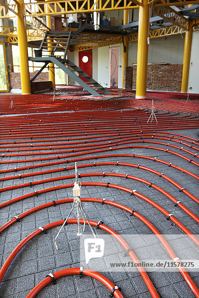 Frankreich  Hausbau  Installation einer Wärmepumpe und einer Fußbodenheizung  Pflastermarkierungen für die Höhe der Betonplatte