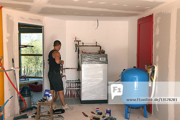 Frankreich  Hausbau  Installation einer Wärmepumpe und einer Fußbodenheizung
