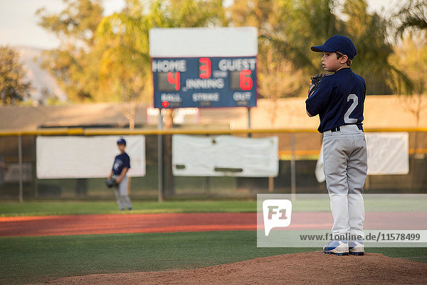 Jungen-Baseball-Werfer bereitet sich auf Wurf auf Baseballfeld vor