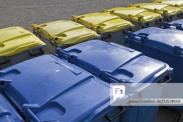 Frankreich  Nordwestfrankreich  Nantes  Mülltonnen  blaue Behälter für den Hausmüll  gelbe Behälter für die Wertstoffe