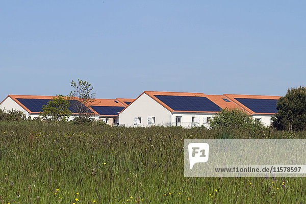 Frankreich  Nordostfrankreich  Bretagne  Les Moutiers-en-Retz  Sonnenkollektoren auf den Dächern von Kollektivwohnungen
