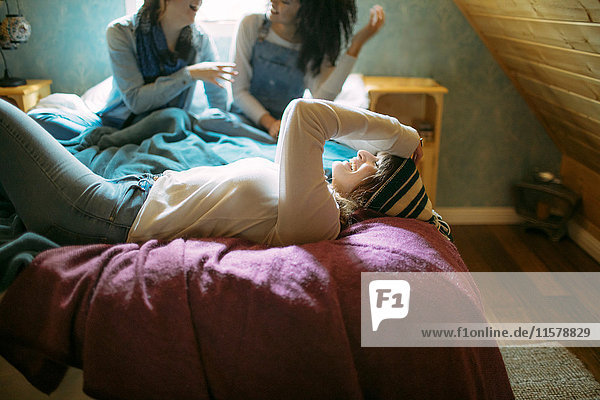 Drei Freundinnen  entspannen im Schlafzimmer  lachend