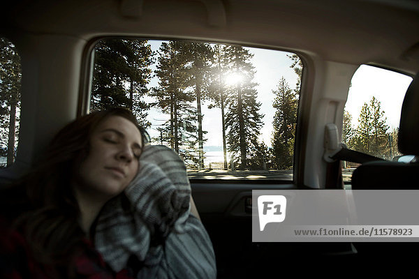 Teenager-Mädchen schläft auf dem Rücksitz eines Autos