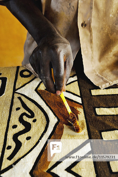 Afrika  Mali  Kunst und Handwerk  Segou  Spinnfaden für bogolanische Stoffe  Workshop im Espace Bajidala  Zentrum für zeitgenössische Kunst  handgemachtes Spinnen