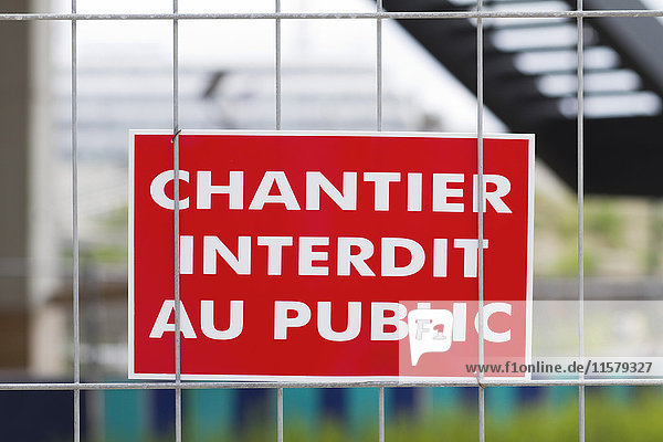Frankreich  Paris  17. Bezirk  Clichy-Les Batignolles  verbotenes Schild auf einer Baustelle