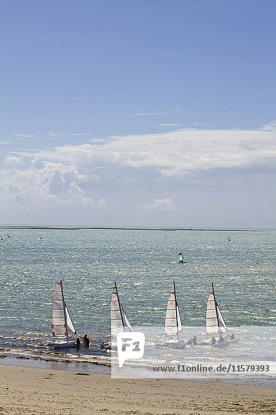Frankreich  Nordwestfrankreich  Ile de Noirmoutier  Strand von ''la Cabane''  Jugendgruppe auf Katamaranen