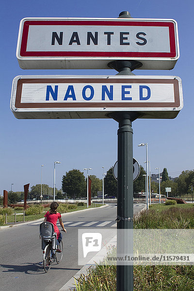 Frankreich  Nantes  Straßenschilder in Französisch und Bretonisch.