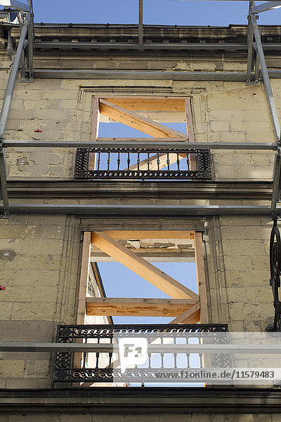 Frankreich  Nordwestfrankreich  Nantes  Rue Santeuil  Schutz einer ehemaligen Fassade eines abgerissenen Gebäudes auf einer Baustelle  2014