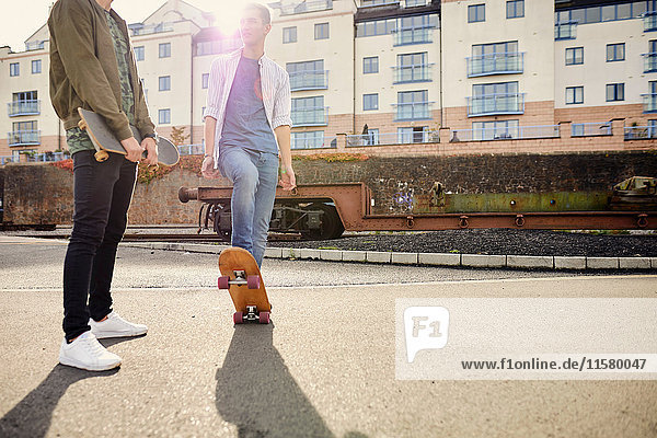 Zwei junge Männer skateboarden im Stadtgebiet  Bristol  UK