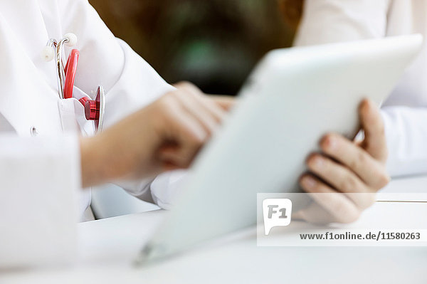 Arzt mit digitalem Tablett  Nahaufnahme
