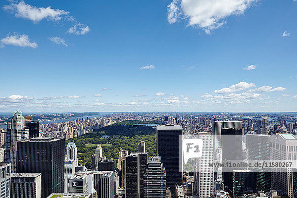 Erhöhte Ansicht des Stadtbildes von Wolkenkratzern und Central Park  New York City  USA