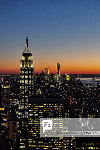 Erhöhte Ansicht des Empire State Building bei Nacht  New York City  USA