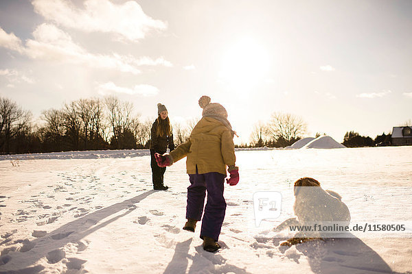 Kinder  die mit ihrem Golden Retriever spielen  Lakefield  Ontario  Kanada