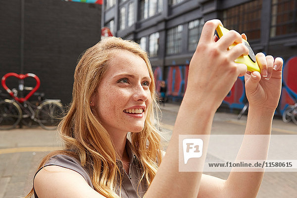 Frau nimmt Selfie in der Straße  London  UK