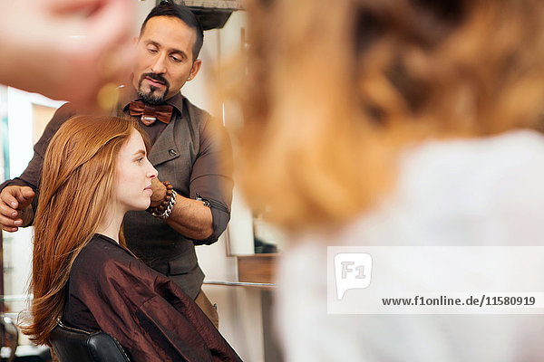 Herrenfriseur Styling Kunden rote Haare im Friseursalon