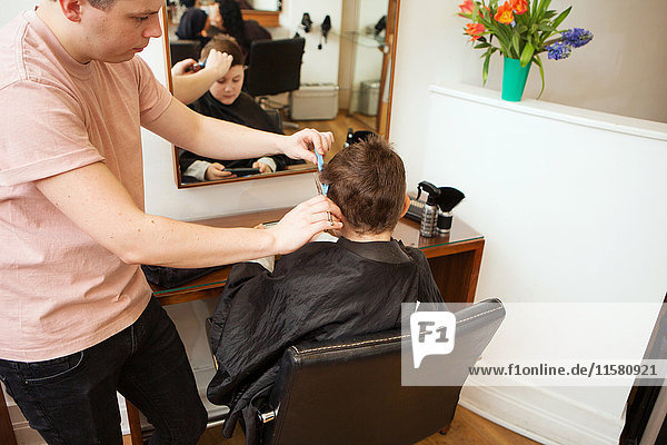 Herrenfriseur Trimmen Jungenhaar im Friseursalon