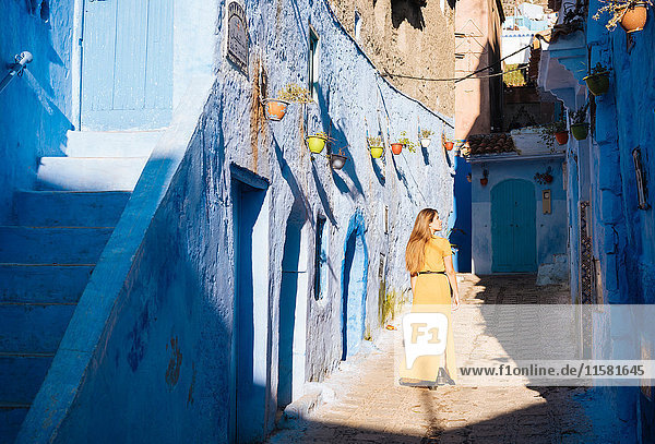 Frau auf Entdeckungsreise  Chefchaouen  Marokko  Nordafrika