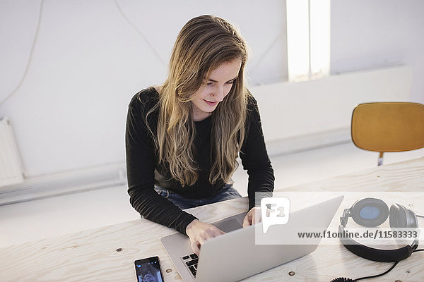 High-Winkel-Ansicht der Bloggerin mit Laptop am Schreibtisch im Büro