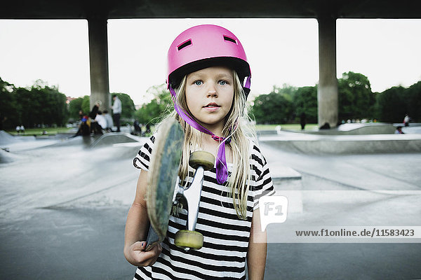 Porträt eines Mädchens mit Skateboard im Park