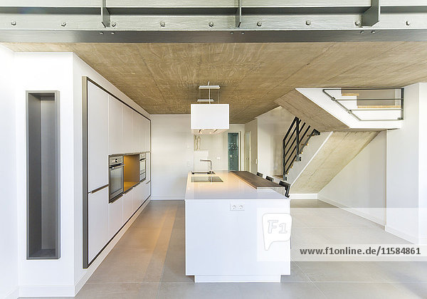 Moderne Küche mit Küchenblock