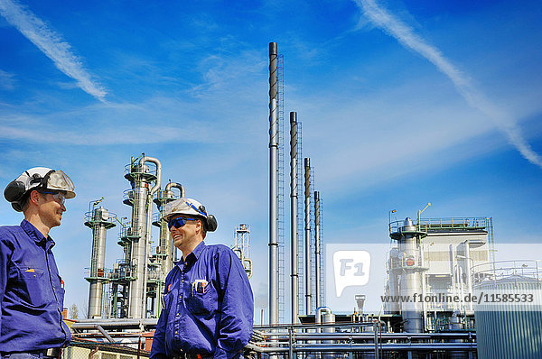 MODELL FREIGEGEBEN. Chemieingenieure in einer Öl- und Gasraffinerie.