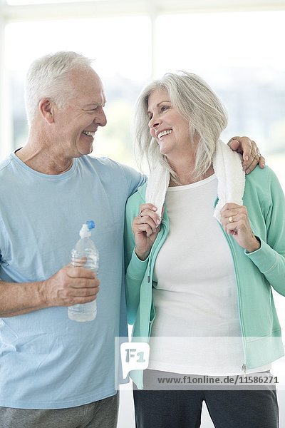 Älteres Paar in der Turnhalle  lächelnd.