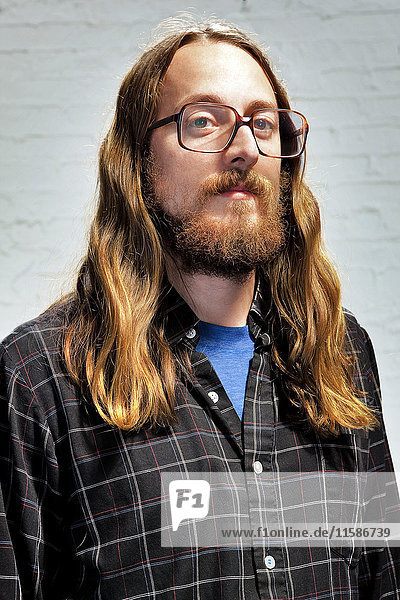 Mann mit langen Haaren  Brille und Bart