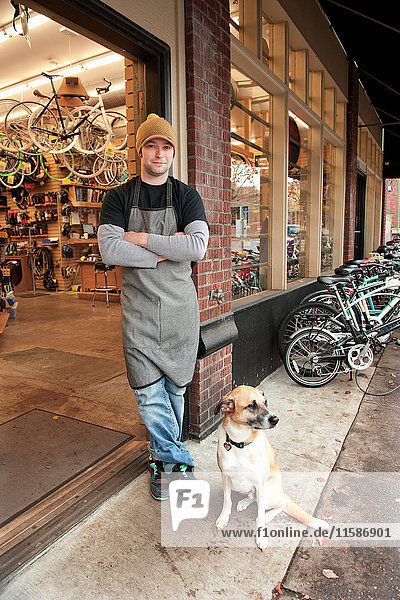 Porträt eines Fahrradmechanikers an der Ladentür