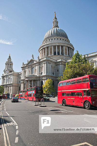 Busse vor der St. Paul's Cathedral