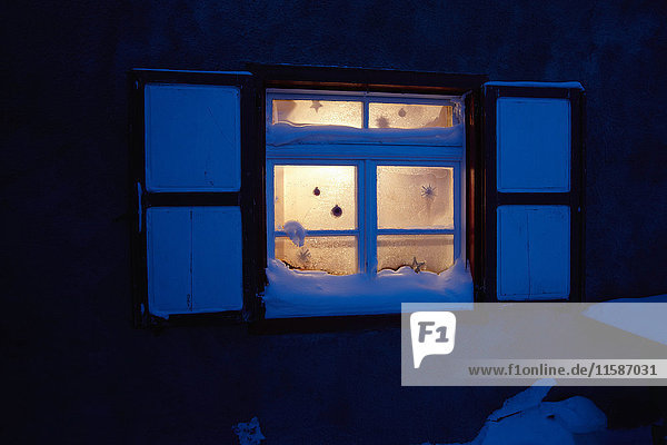 Schneebedeckte Fensterbank