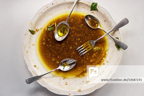 Teller mit Olivenöl  Essig und Besteck