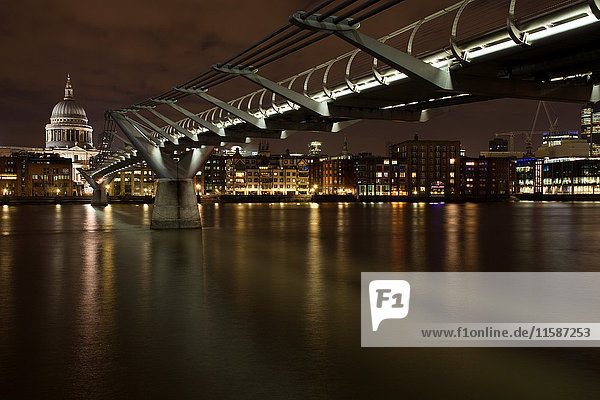 Millenniumsbrücke und Themse  London  UK