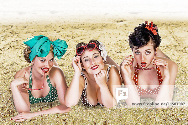 Glamouröse junge Frauen am Strand  Retro-Stil