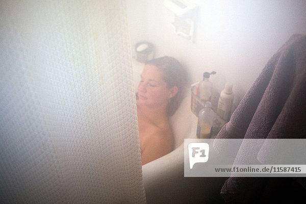 Frau entspannt sich in der Badewanne  Hochwinkelansicht