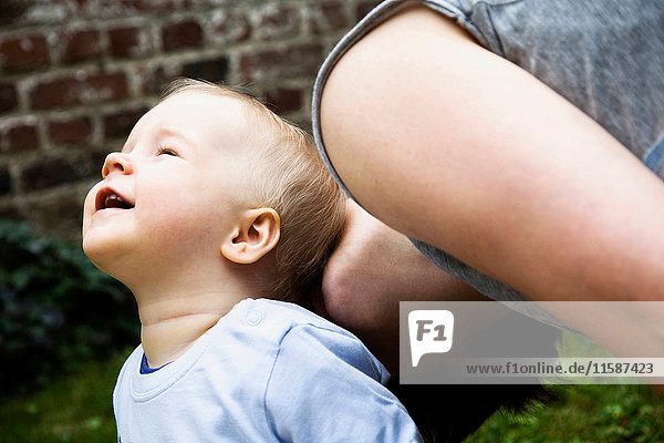 Mutter küsst Baby
