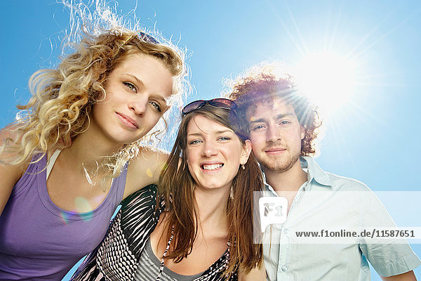 Porträt von drei glücklichen jungen Menschen
