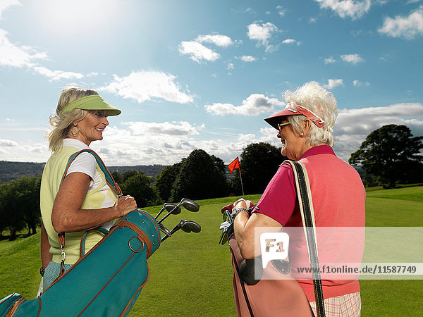 Ältere Damen beim Golfspielen
